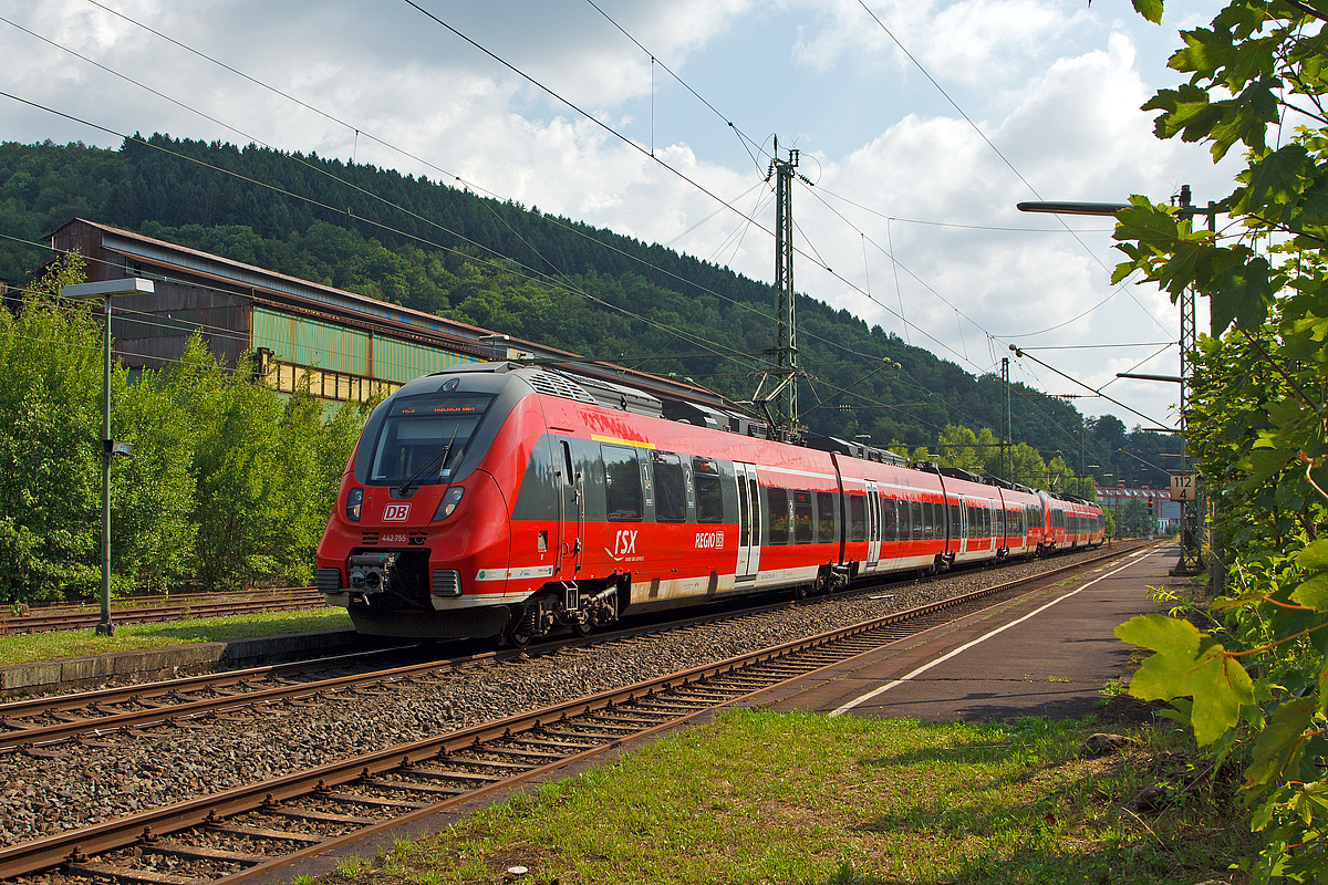 
Bis Mitte August 2014 ist für den RE 9 (rsx - Rhein-Sieg-Express) Aachen- Köln - Siegen in Niederschelden Endstation, der Grund dafür ist der Weiterbau der Hüttentalstraße (HTS) als B 62. Diese Hochstraße überquert in Niederschelden die Siegstrecke (KBS 460). 

Hier fahren zwei gekuppelte Bombardier Talent 2 bestehend aus 442 755 / 442 255 (vierteilig) und 442 602 / 442 102 (dreiteilig) am 10.07.2014 als RE 9 in den Bahnhof Niederschelden ein. 
Im Hintergrund die Charlottenhütte, ein ehemaliges Stahlwerk mit 3 Siemens-Martin-Öfen.