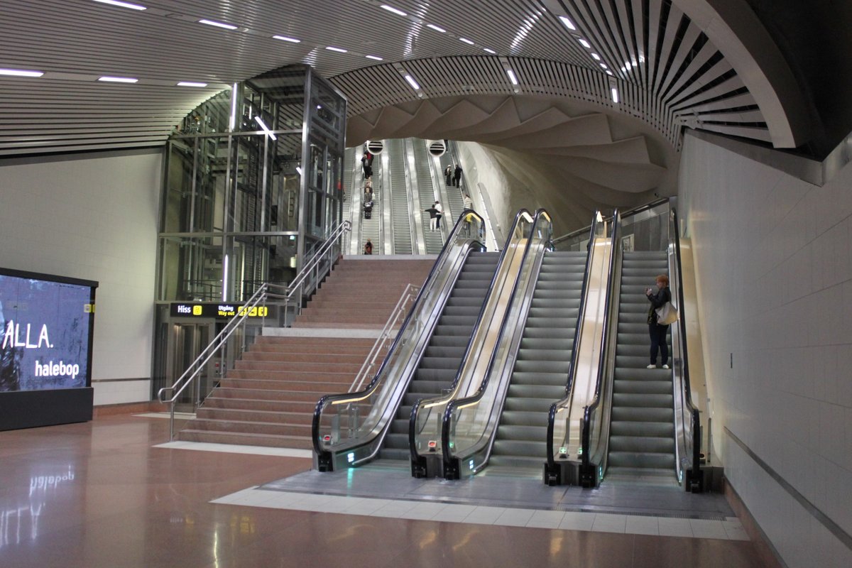 Bis zu 40m tief liegen die Bahnsteige des neuen Citytunnels in Stockholm. Am Hauptbahnhof ist die neue Station Stockholm City über viele Tunnel und Treppen mit den darüber liegenden Metrostationen oder direkt mit der Oberfläche verbunden. Aufnahmedatum: 12.07.2017