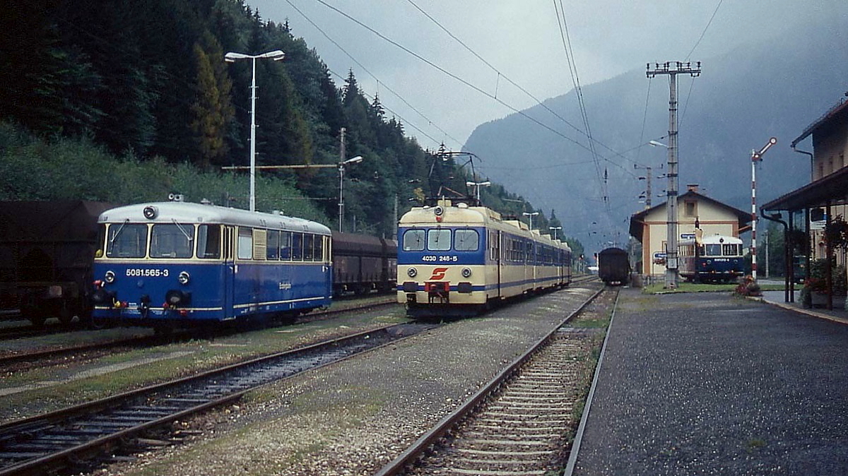 Bitte umsteigen: Im August 1992 treffen sich 5081.565-3 und 4030 246-5 im Bahnhof Eisenerz