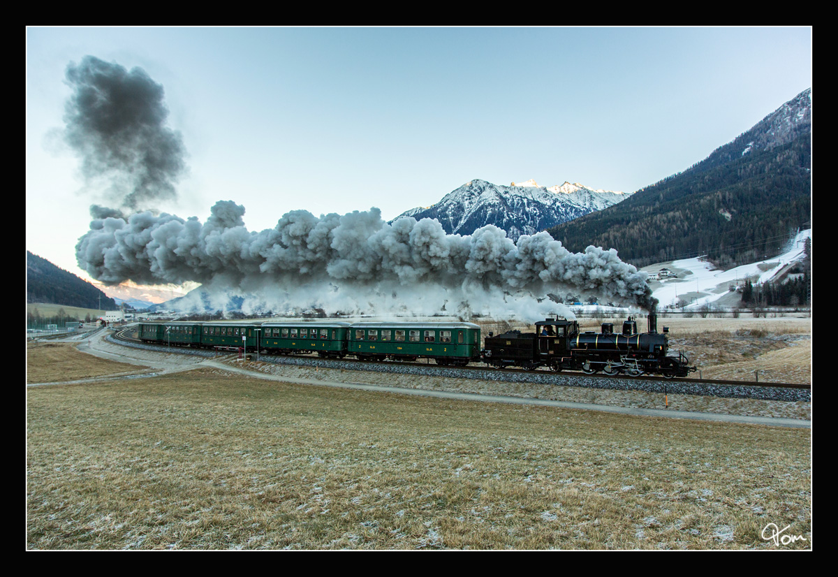 Bitterkalt war es in Neukirchen am Großvenediger, als die JZ 73-019 der Pinzgaubahn mit dem Wintermärchendampfzug 3394 von Zell am See nach Krimml, an mir vorbeifuhr.  
29.12.2016