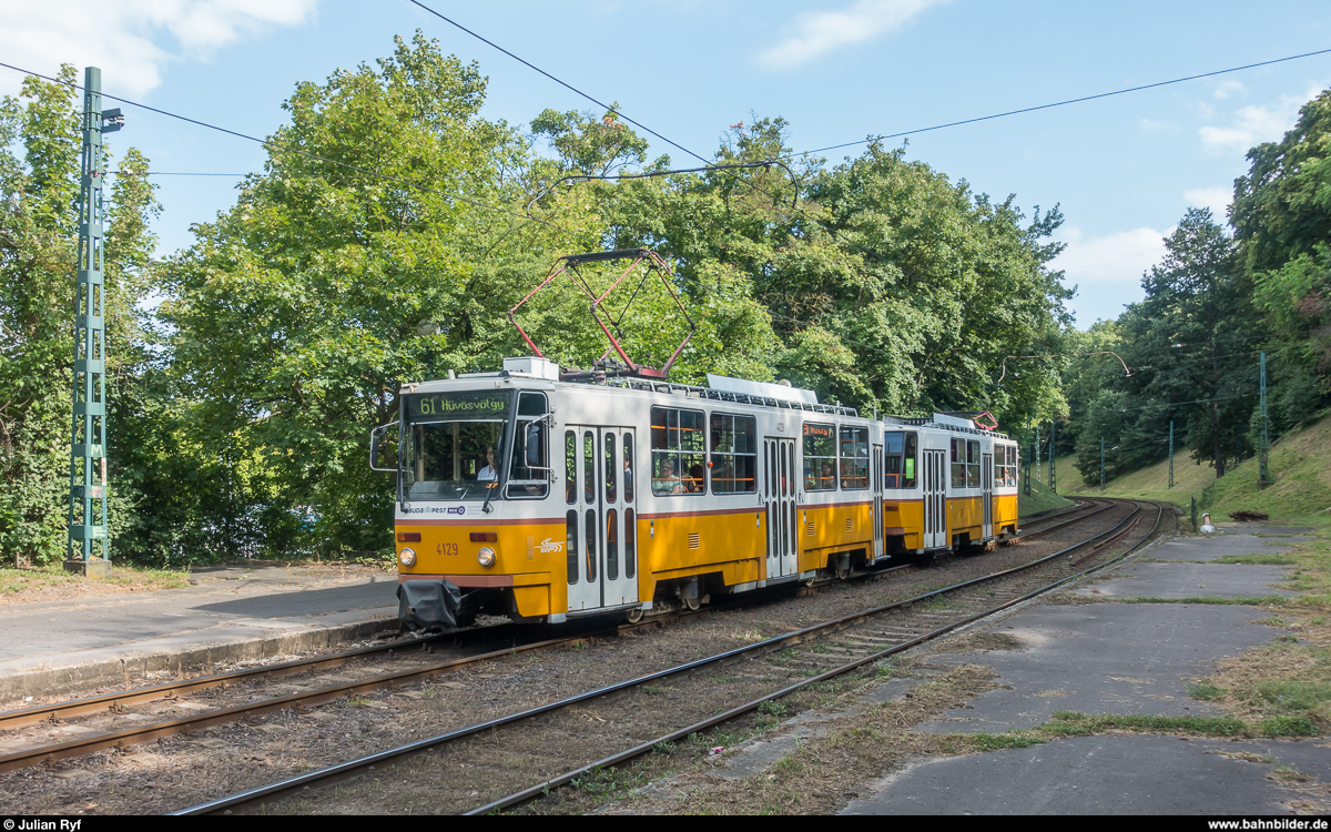 BKV Tatra 4129 am 12. Juli 2018 auf der Linie 61 kurz vor der Endstation Hüvösvölgy.