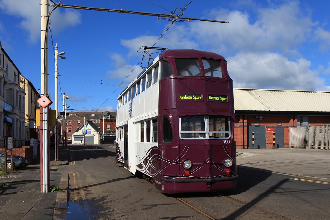 Blackpool Tw 700 verlässt das Depot via Hopton Road um die Flotte der Standard-Wagen zu verstärken. Das Wetter ist gut, in England ist  Bank Holiday , somit ist in Blackpool viel los - eine seltene Gelegenheit, einen der Doppeldecker im Planeinsatz zu erleben. 29.08.2016.