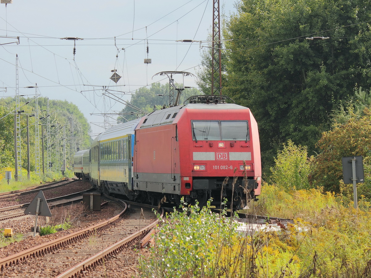 Blankenfelde (Brandenburg) in Hhe des Bahnbergang am Tunnelweg wechselt 101 082-6 mit einem EC auf die KBS Strecke 203 zur Weiterfahrt nach Prag / Budapest am 21. September 2013.