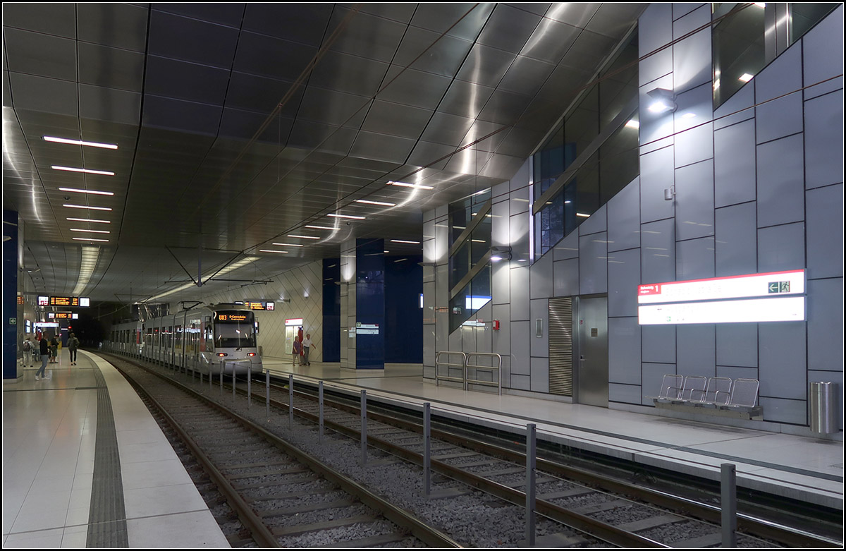 Blau als Hintergrundfarbe -

Die Wände im Bereich der beidseitigen Treppenzugänge in der Station Schadowstraße sind blau gehalten, ein Erkennungsmerkmal dieses U-Bahnhofes.

Düsseldorf, Wehrhahnlinie, 14.08.2018 (M)