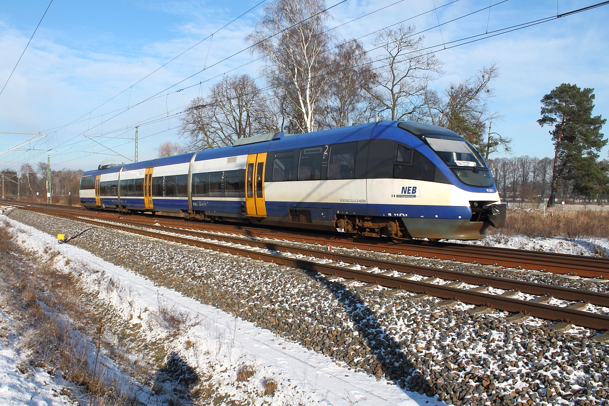 Blau-Weiß in Nassenheide am 19.01.2015.
Der VT 0011 (95 80 0643 624-9 D-NEBB) der Niederbarnimer Eisenbahn auf der RB 12 von Berlin Ostkreuz nach Templin Stadt.
Der Triebwagen wurde 1999 bei Bombardier in Aachen unter der Fabriknummer  191016 gefertigt.
