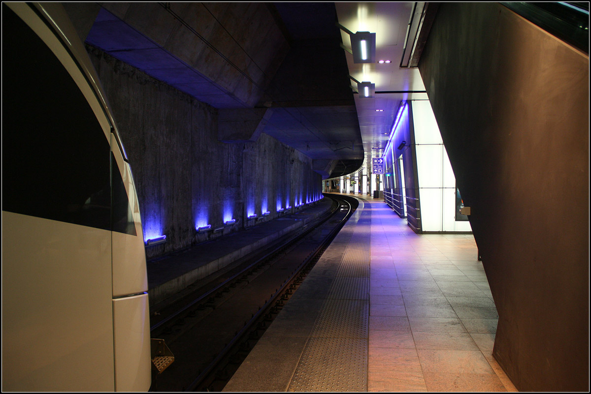 Blaues und weißes Licht -

Die mittlere Bahnsteigebene im Bahnhof Antwerpen Centraal. Hier befinden sich zwei Kopfbahnsteige mit vier Gleisen. Blick in den südlichen, dem Empfangsgebäude abgewandten Bahnsteigbereich. Da sich hier die Anlage verjüngt. Hier liegen die beiden Bahnsteig nebeneinander, während sie im nördlichen Bahnhofsbereich in der Mitte Platz lassen für die große Öffnung über alle Ebenen (siehe die gestern gezeigte Aufnahme). Die unterirdischen Bereich sind relativ dunkel gehalten und erhalten ihr besonders Gepräge durch die Beleuchtung in Blau und Weiß.

18.06.2016 (M)