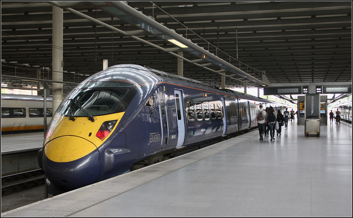 Blaugelb -

Ein Hochgeschwindigkeitszug Class 395 im Bahnhof London St. Pancras International steht bereit für der die Fahrt nach Ramgate.

28.06.2015 (M)