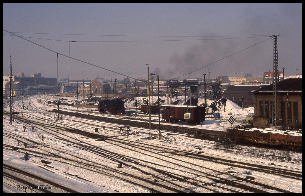 Blick vom alten Stellwerk in Nordhausen am 18.2.1993 auf die weitläufigen Gleisanlagen der Reichsbahn und der Harzquerbahn. Im Hintergrund ist 997232 unter Dampf zu sehen.
