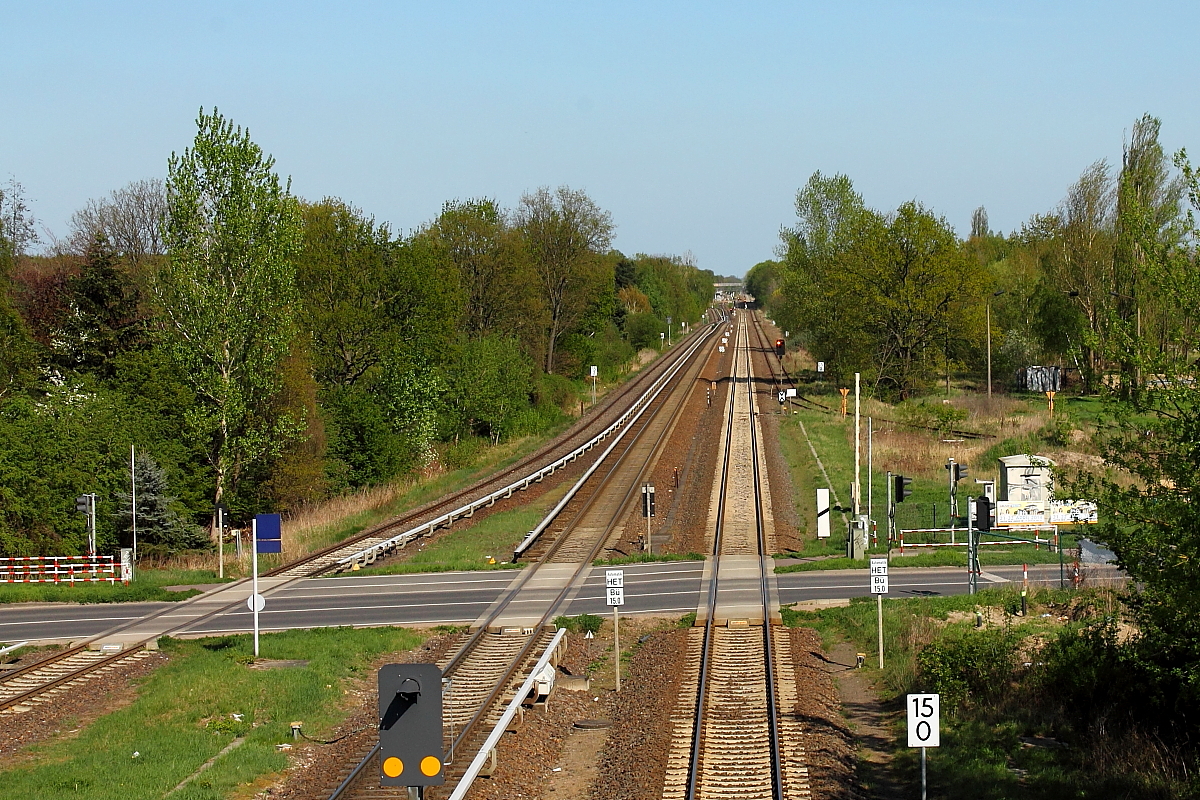 Blick am 21.04.2018 von der Fußgängerüberführung der Station Birkenstein auf die Ostbahn Richtung Osten.
