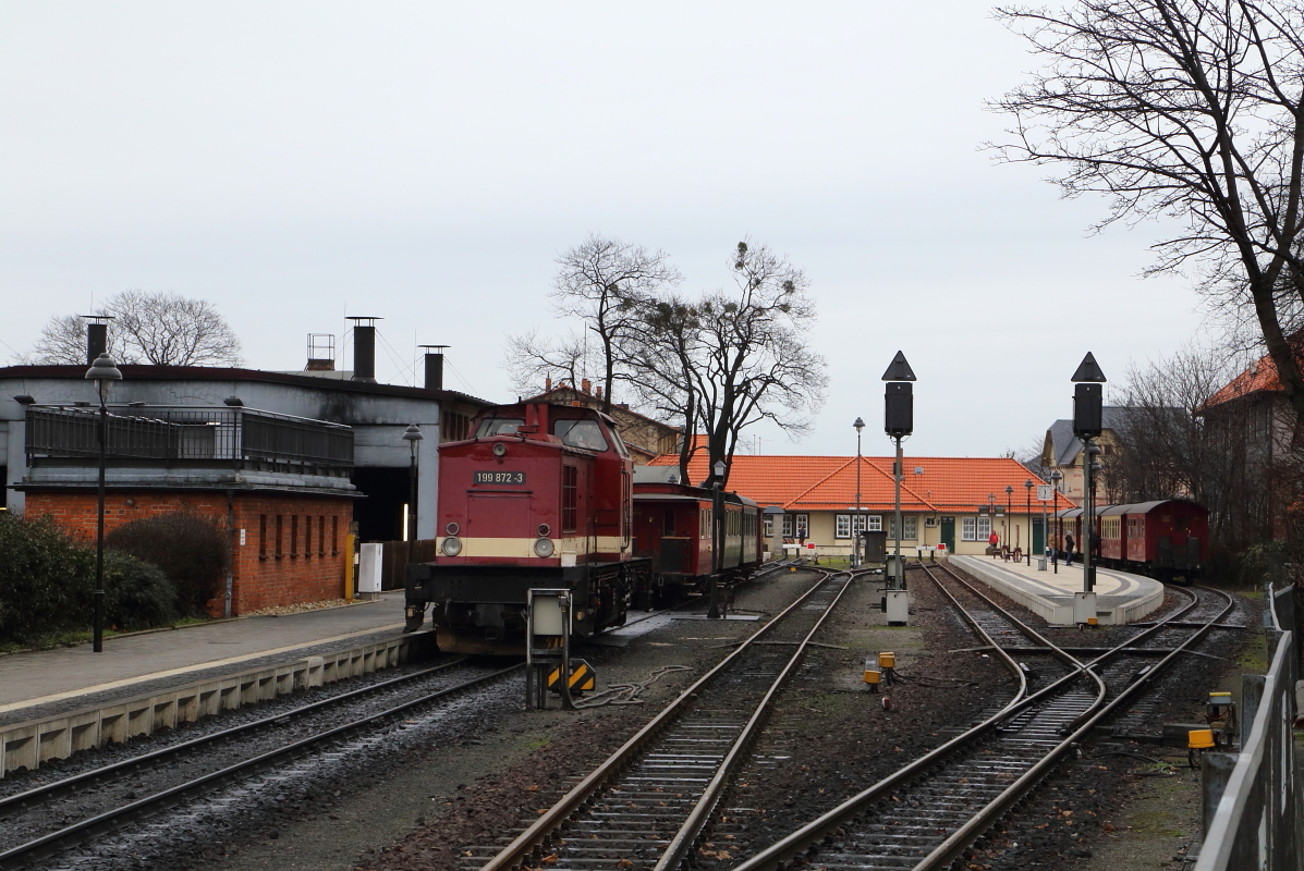 Blick am Mittag des 05.02.2016 in den HSB-Bahnhof Wernigerode. Links steht 199 872, welche gerade einen Sonderzug für die IG HSB bereitgestellt hat, der wenig später unter Traktion von 99 5901 zum Brocken startet, der Zug rechts wird um 11.55 Uhr als P8903 mit 99 7234 in Richtung Eisfelder Talmühle aufbrechen.