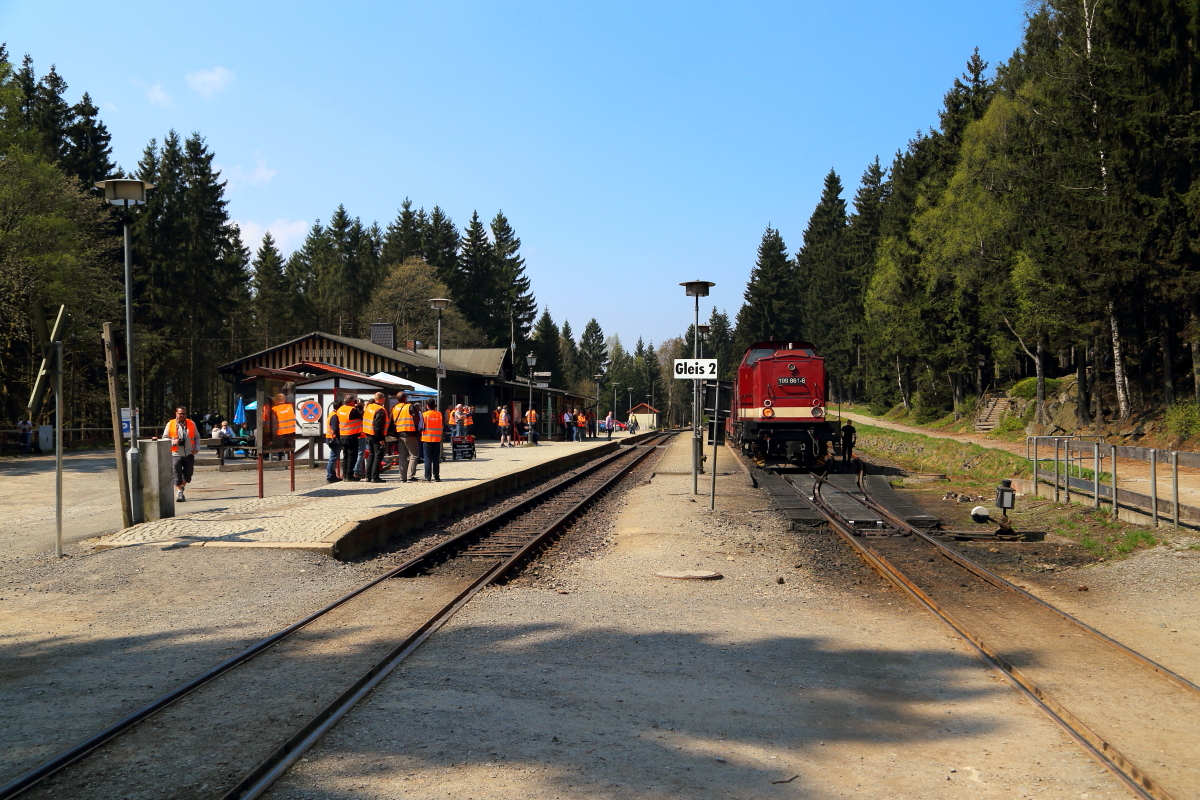 Blick am Mittag des 21.04.2018 in den Bahnhof Schierke. Auf Gleis 2 wartet abfahrbereit 199 861 mit einem Sonder-GmP auf die Einfahrt von P 8920, damit sie nach Freiwerden der Strecke ihre Fahrt nach Drei Annen Hohne fortsetzen kann.