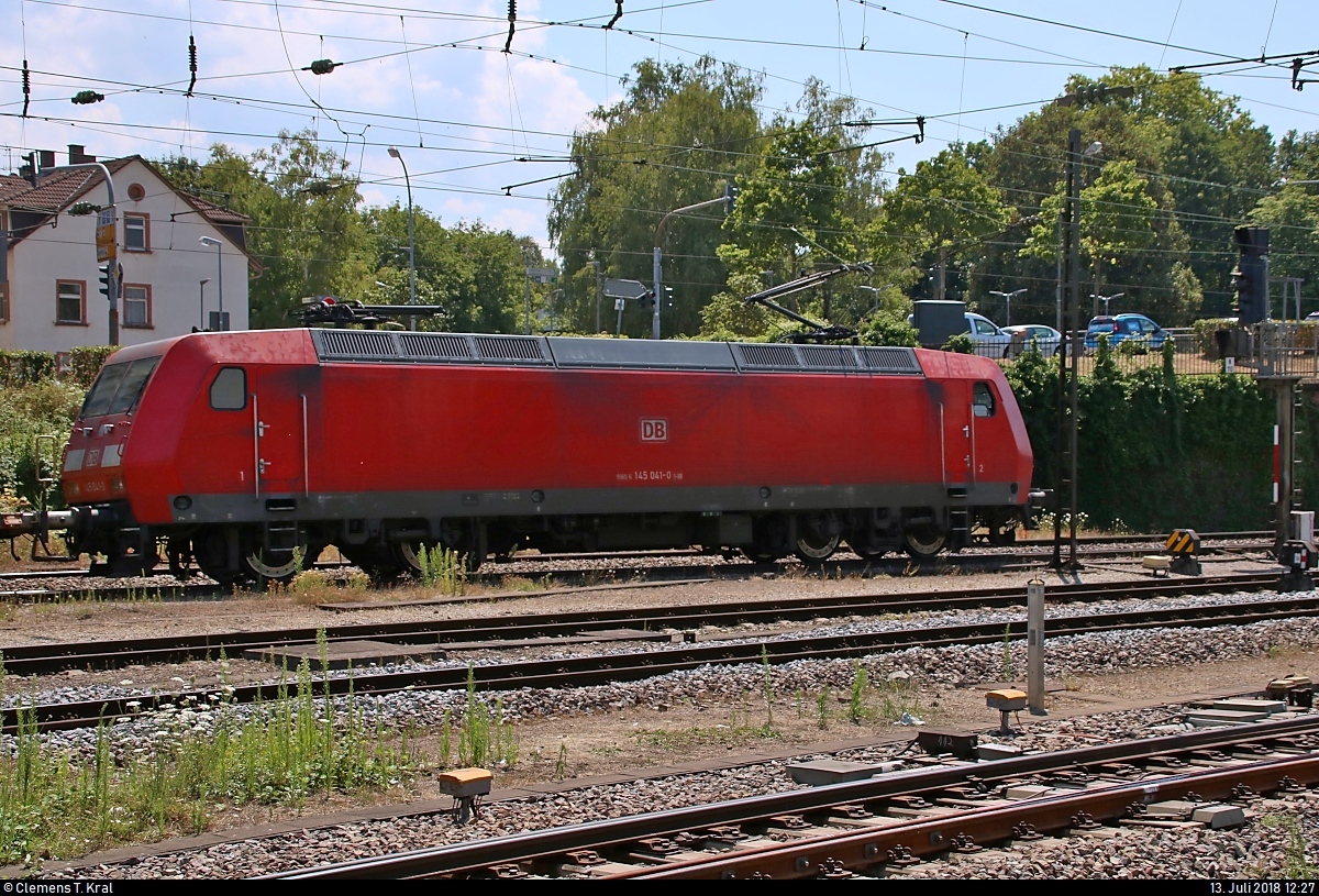 Blick auf 145 041-0 DB mit Güterwagen, die den Bahnhof Offenburg in südlicher Richtung durchfährt.
[13.7.2018 | 12:27 Uhr]