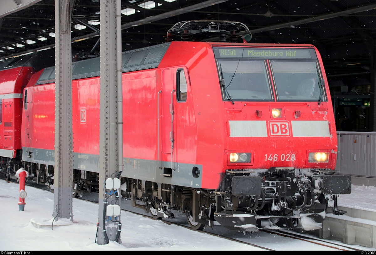 Blick auf 146 028 der Elbe-Saale-Bahn (DB Regio Südost) als RE 16326 (RE30) nach Magdeburg Hbf, der in seinem Startbahnhof Halle(Saale)Hbf abweichend auf Gleis 11 E-G bei Schneetreiben steht. [17.3.2018 | 17:02 Uhr]