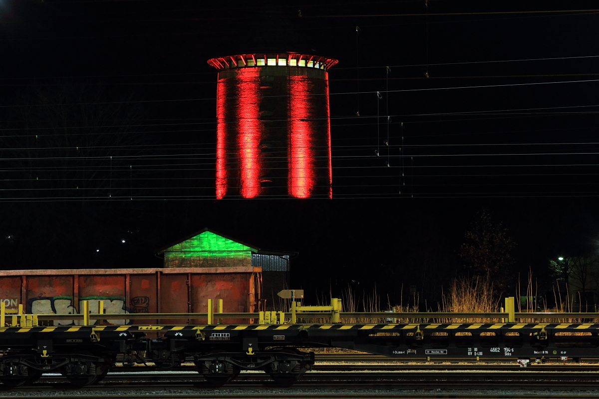Blick auf den 1941 erbauten Wasserturm im Bahnhof von Lichtenfels am 29.03.2016. Sein ursprünglicher Zweck diente ausschließlich der Wasserversorgung von Dampflokomotiven, heute wird er nur noch bunt beleuchtet.