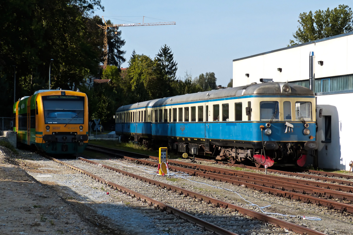 Blick auf den 650.71 und den Traditionswagen der Regentalbahn im Bahnhhof Viechtach. 24.09.2016