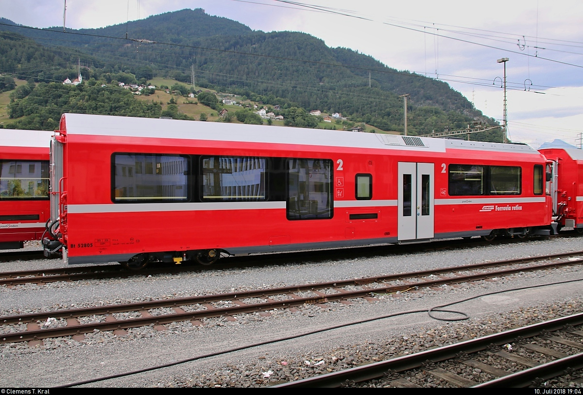 Blick auf AGZ-Steuerwagen Bt 52805 der Rhätischen Bahn (RhB), der im Bahnhof Landquart (CH) abgestellt ist.
[10.7.2018 | 19:04 Uhr]