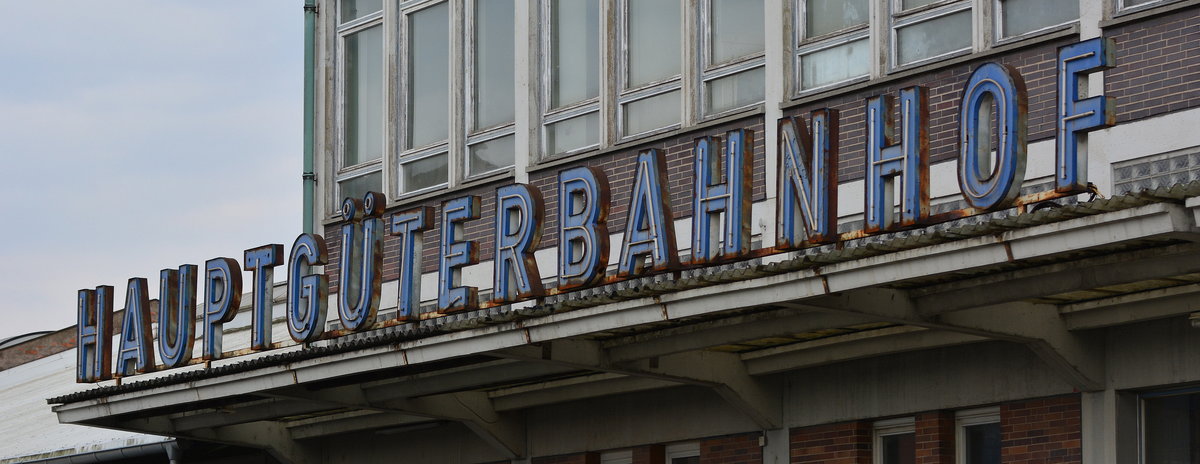 Blick auf die alte Hauptgüterbahnhof Beschilderung in Nürnberg. Einst war hier ein großer Güterbahnhof. Heute erinnern nur noch die leerstehenden Gebäude und teilweise bewachsenen Gleisenan die einstige Bedeutung dieses Güterbahnhofes.

Nürnberg 13.04.2017