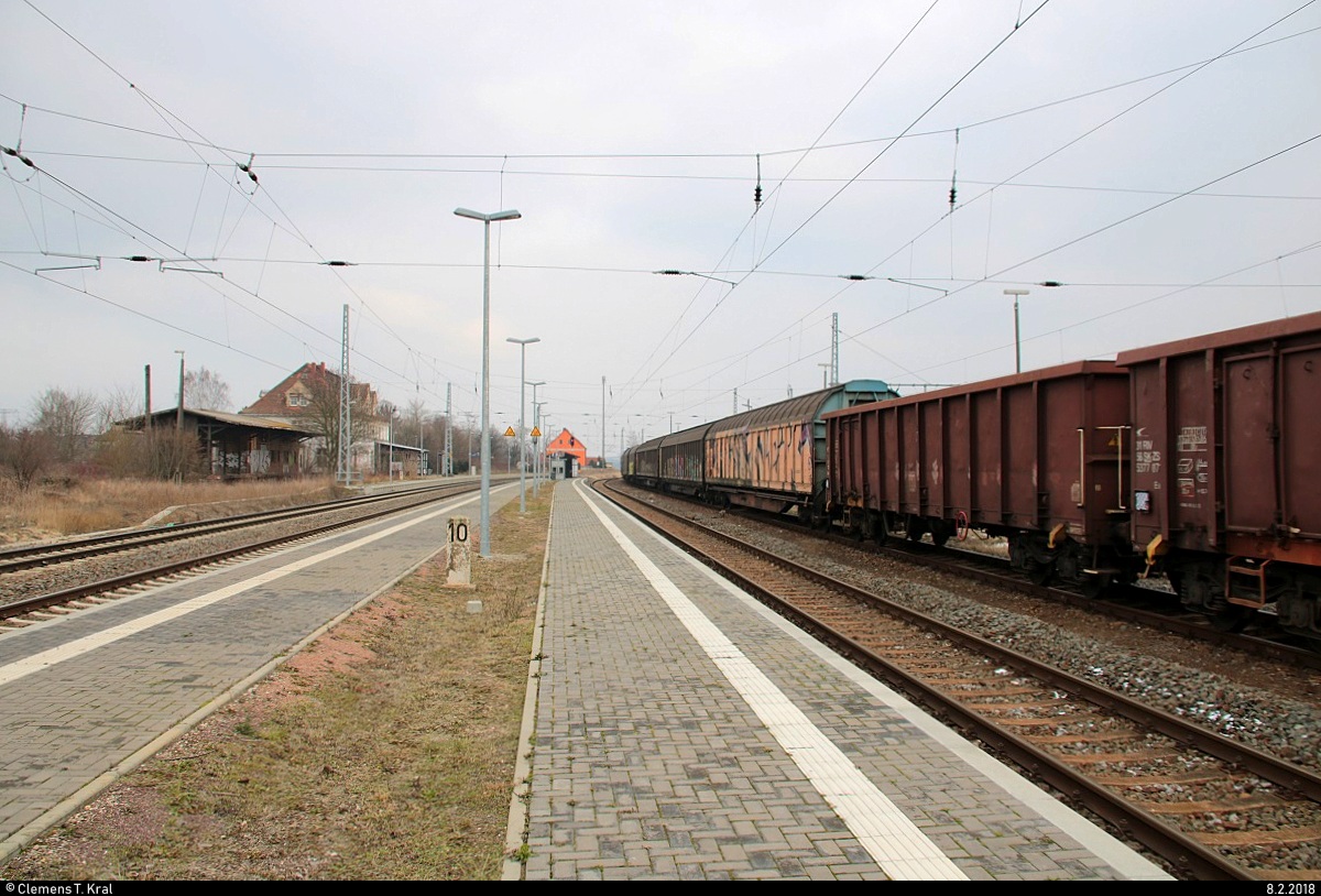 Blick auf die Anlagen des Bahnhofs Angersdorf auf der Bahnstrecke Halle–Hann. Münden (KBS 590) mit einem gemischten Gz in der Abstellung. [8.2.2018 | 15:32 Uhr]