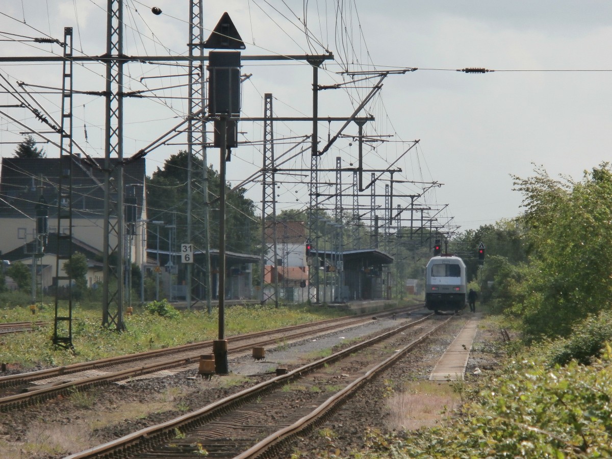 Blick auf den Bahnhof Grevenbroich. Eben fuhr die PCW8 auf das Ausweichgleis in den Bahnhof Grevenbroich. Dort stieg jemand aus der Lok aus. Später fuhr sie weiter nach Köln. Grevenbroich 09.05.2014