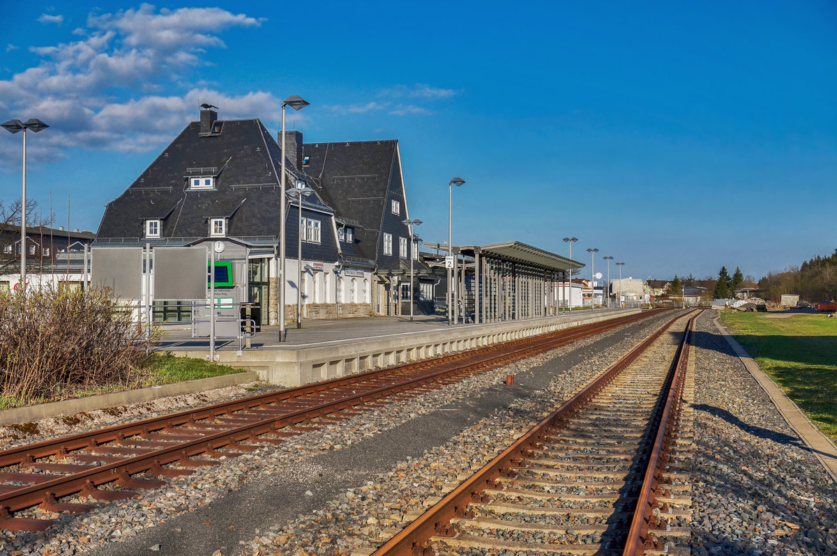 Blick auf den Bahnhof Neuhaus am Rennweg am 9.4.2017.
(Standort ist ein Fußgängerübergang)