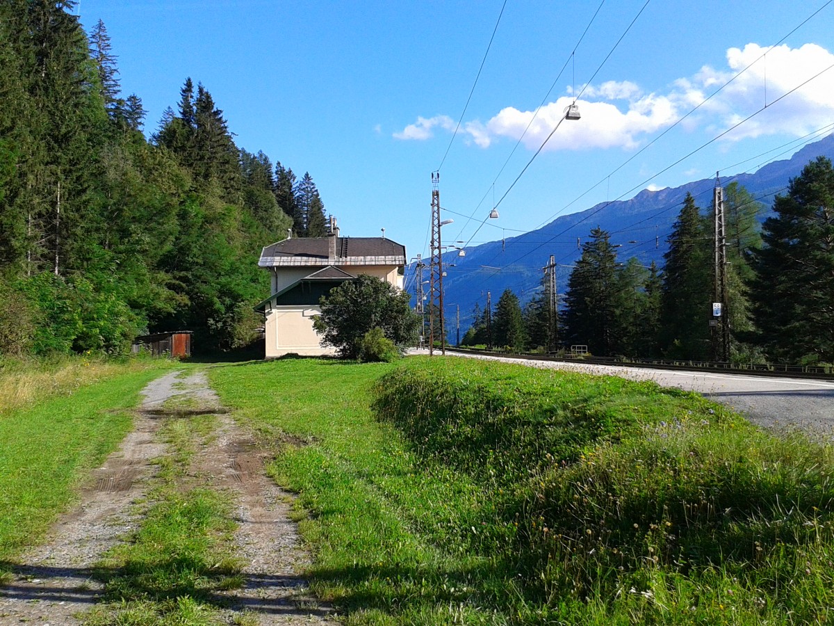 Blick auf den Bahnhof Penk mit  Bahnhofstraße  und P+R-Wiese. Hier halten Montag bis Freitag nur zwei, samstags nur ein Zugpaar und sonntags gar kein Zug mehr. Aufgenommen am 26.8.2015