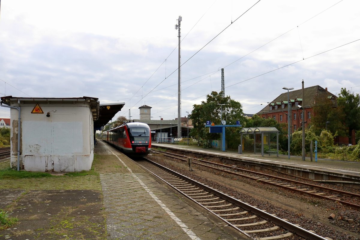 Blick auf den Bahnhof Schönebeck(Elbe) mit 642 663 und 642 695 (Siemens Desiro Classic) der Elbe-Saale-Bahn (DB Regio Südost), die als RE 17765 (RE10) Magdeburg Hbf nach Erfurt Hbf fahren. Die Gleise 1 und 2 werden nur selten und für Ausweichmöglichkeiten genutzt. [7.10.2017 | 10:41 Uhr]