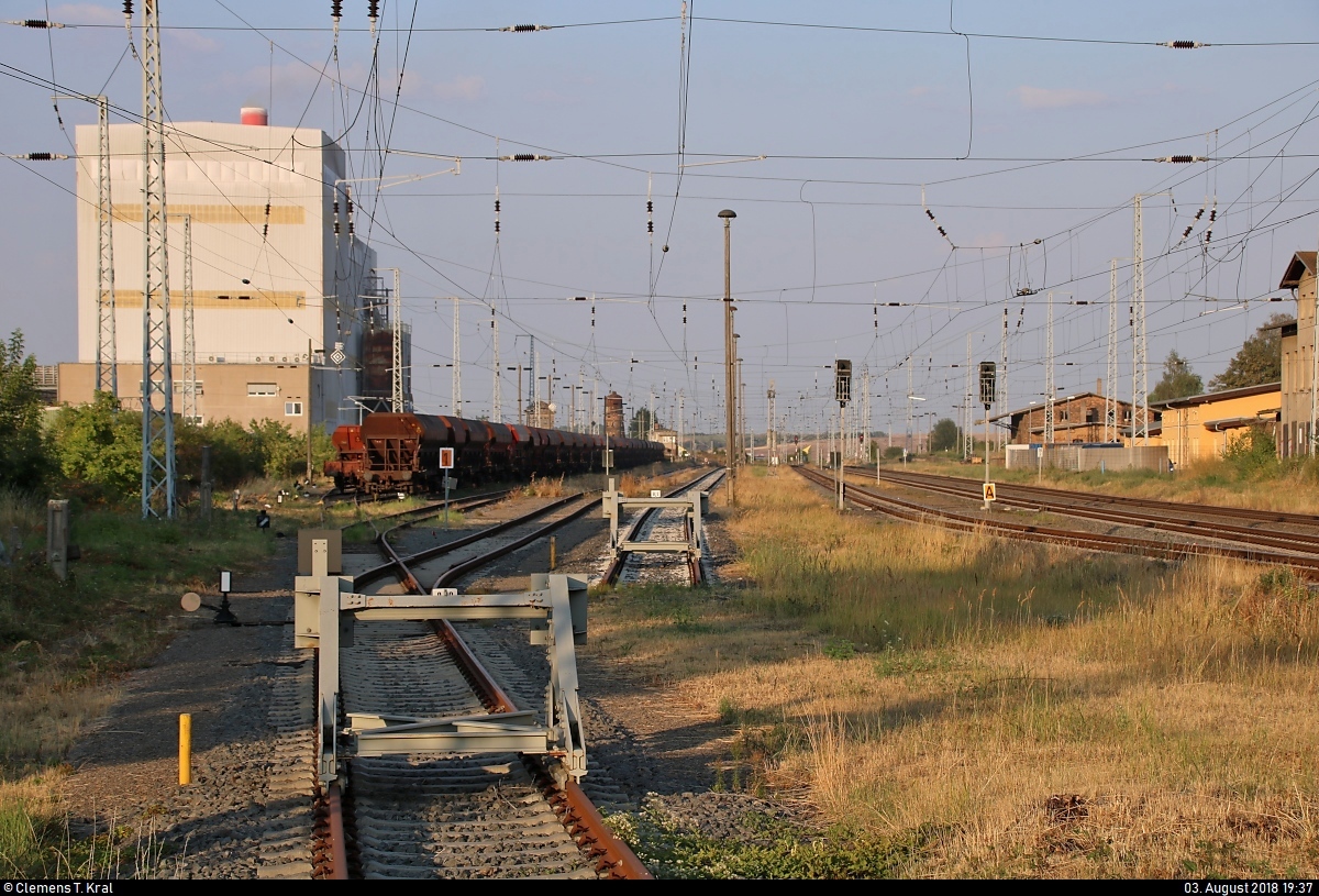 Blick auf den Bahnhof Teutschenthal auf der Bahnstrecke Halle–Hann. Münden (KBS 590) mit Anschlussgleisen für Güterwagen.
Aufgenommen von der Straße der Einheit. Koordinaten: 51°27'52.8 N 11°47'01.4 E
[3.8.2018 | 19:37 Uhr]