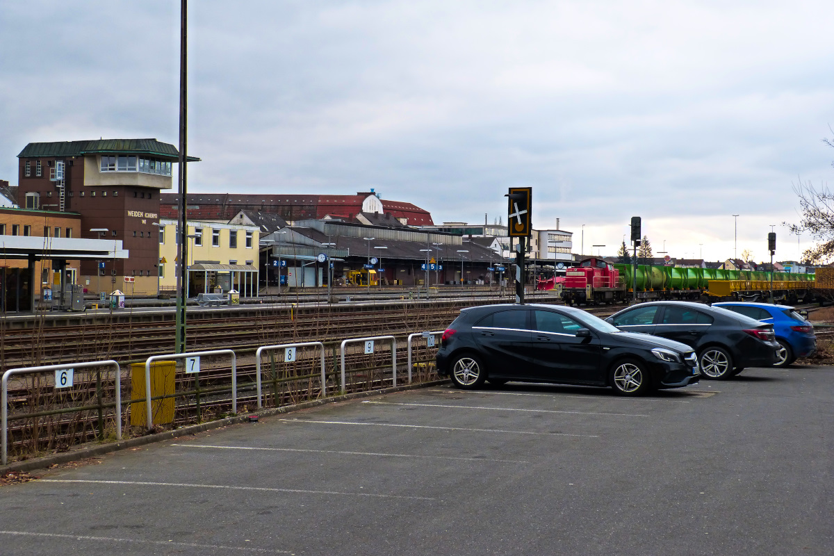Blick auf den Bahnhof Weiden mit Stellwerk von einem angrenzenden Parkplatz aus 14.01.2018