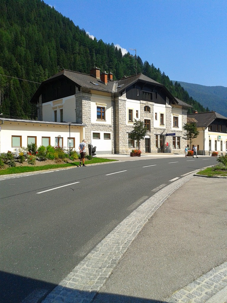 Blick auf das Bahnhofsgebäude von Mallnitz-Obervellach am 13.8.2015