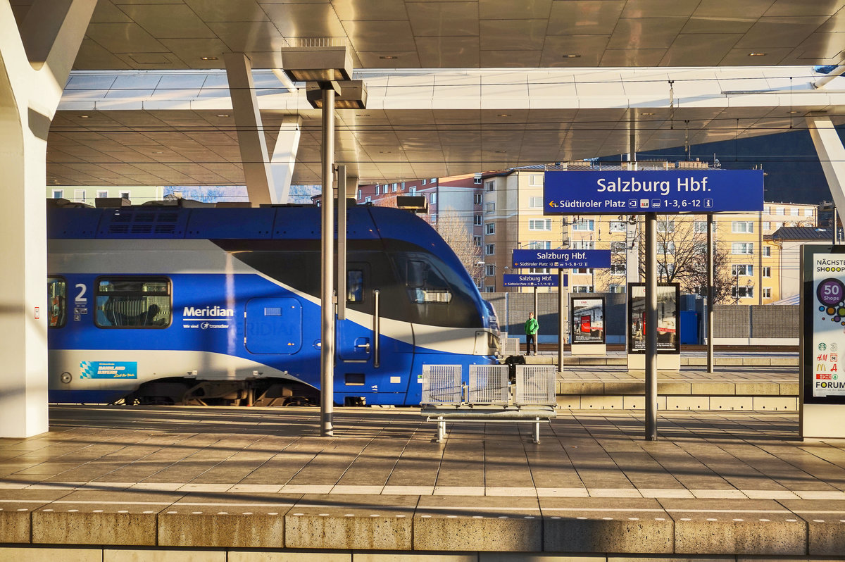 Blick auf die Bahnhofsschilder von Salzburg Hbf, während gerade ein Meridian nach München abfährt.
Aufgenommen am 29.12.2016.
