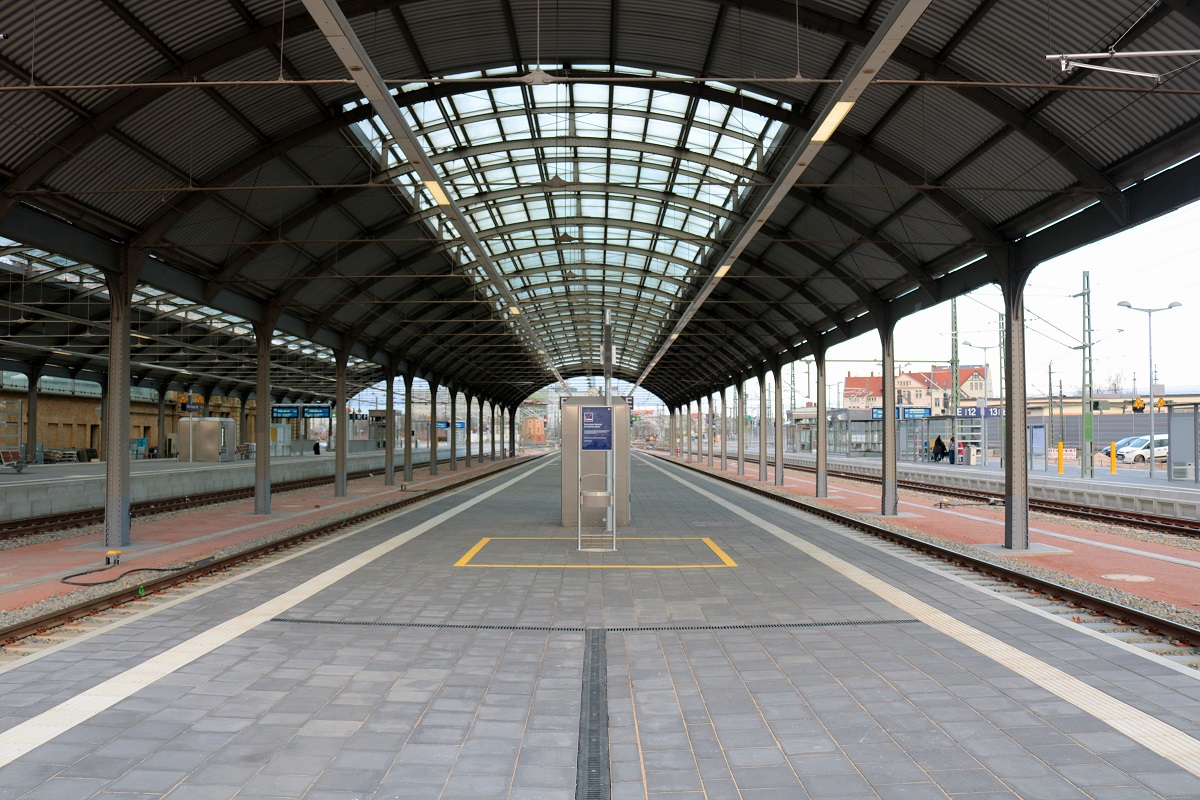 Blick auf den Bahnsteig 10/11 in Halle(Saale)Hbf in nördlicher Richtung am Morgen des Fahrplanwechsels. Noch ist wenig Betrieb. [10.12.2017 | 9:30 Uhr]