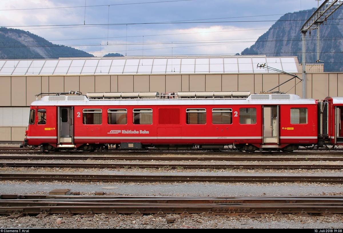 Blick auf Be 4/4 515 der Rhätischen Bahn (RhB), der im Bahnhof Landquart (CH) abgestellt ist.
[10.7.2018 | 19:08 Uhr]