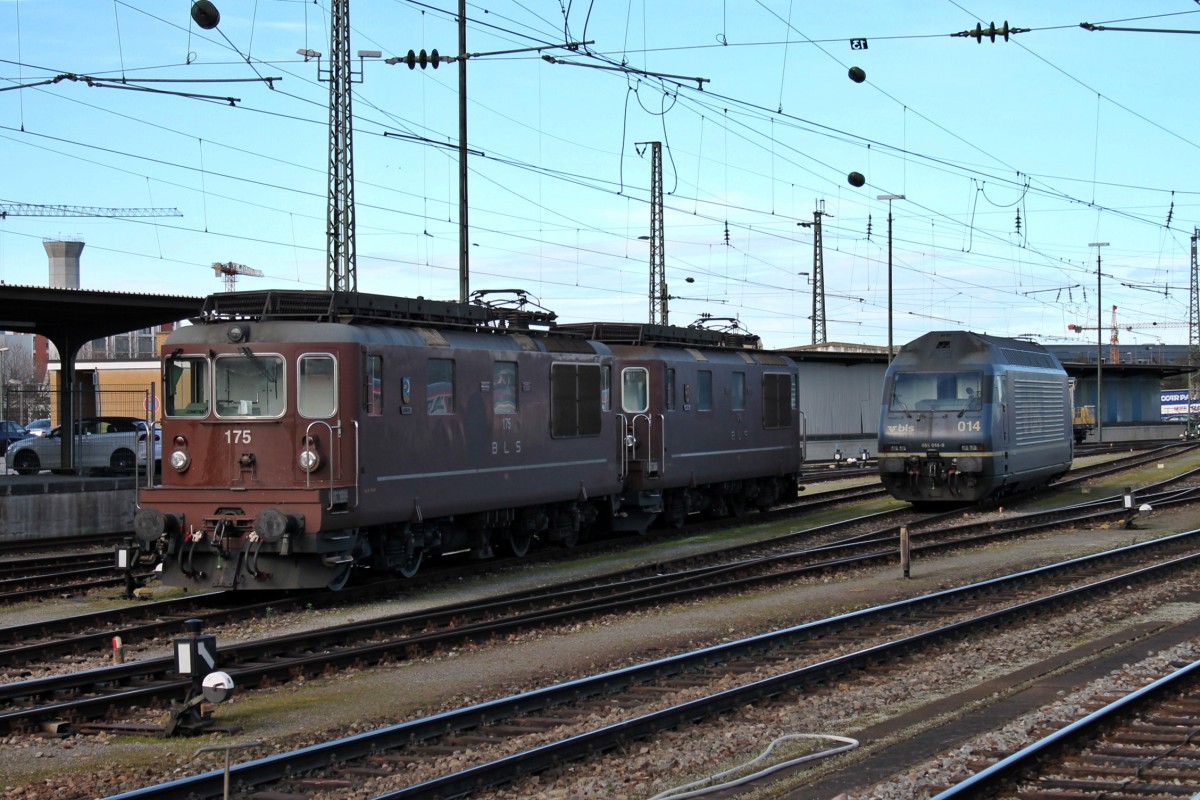 Blick auf BLS Cargo Re 425 175 zusammen mit Re 425 176 und der Re 465 014 am 28.02.2014 in Basel Bad Bf abgestellt.