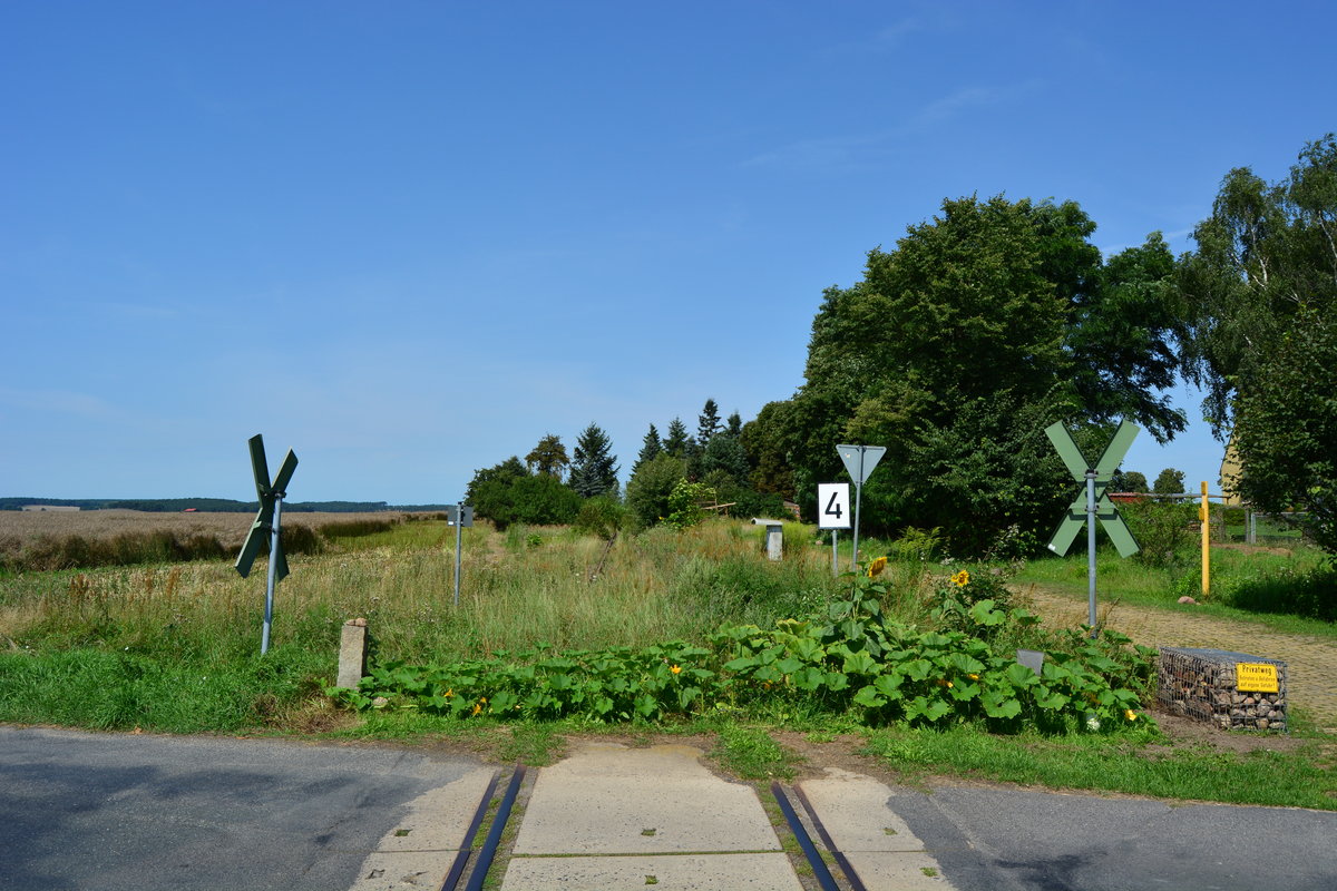 Blick auf den ehemaligen Haltepunkt Dahnsdorf Richtung Bad Belzig. Der Zugverkehr wurde hier am 31.12.1998 eingestellt. Seitdem rostet die Strecke vor sich hin.

Dahnsdorf 01.08.2017