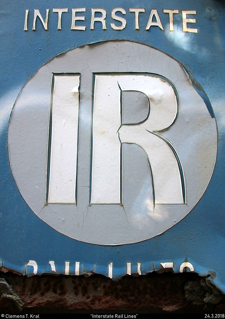 Blick auf ein interessantes Logo namens  Interstate Rail Lines  (IR) an einem alten Personenwagen. Aufgenommen zu den 21. Leipziger Eisenbahntagen im Eisenbahnmuseum Leipzig-Plagwitz. [24.3.2018 | 11:08 Uhr]