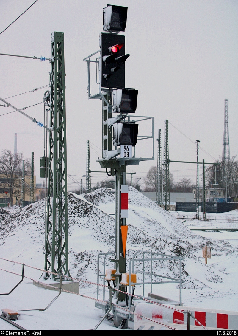 Blick auf ein Ks-Signal in Halle(Saale)Hbf auf Gleis 8, das für den verspäteten ICE 709 (Linie 18) von Hamburg-Altona nach München Hbf noch Hp 0 anzeigt. [17.3.2018 | 17:50 Uhr]