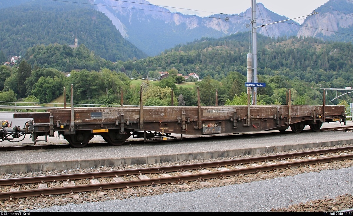 Blick auf einen Flachwagen unbekannter Gattung und Nummer der Rhätischen Bahn (RhB), der im Bahnhof Reichenau-Tamins (CH) abgestellt ist.
[10.7.2018 | 16:26 Uhr]