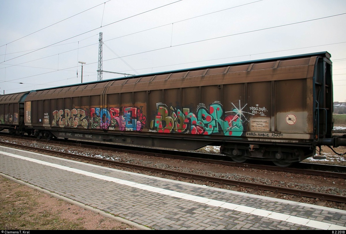 Blick auf einen Güterwagen der Gattung  Habiins , der an einem gemischten Gz im Bahnhof Angersdorf abgestellt ist. Bild durchlief die Selbstfreischaltung. [8.2.2018 | 15:28 Uhr]