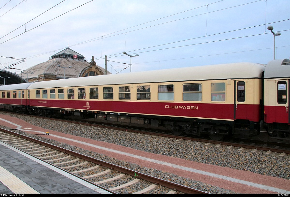 Blick auf einen Klimatisierten Gesellschaftswagen, auch als  Clubwagen  bezeichnet, der Gattung  WGmh  (56 80 89-80 600-0 D-AKE) der AKE Eisenbahntouristik, der im AKE 50 von Weimar nach Ostseebad Binz mit Zuglok 113 309-9 (E10 1309) eingereiht ist und Halle(Saale)Hbf auf Gleis 9 verlässt.
[19.5.2018 | 6:24 Uhr]