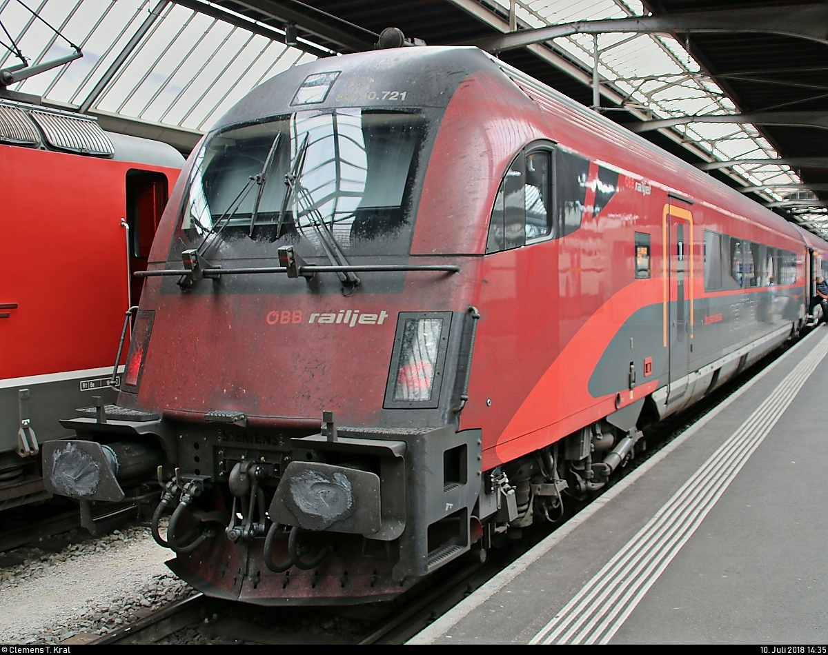 Blick auf einen ÖBB-Railjet-Steuerwagen als RJ 169 nach Wien Hbf (A), der in seinem Startbahnhof Zürich HB (CH) auf Gleis 8 steht.
[10.7.2018 | 14:35 Uhr]