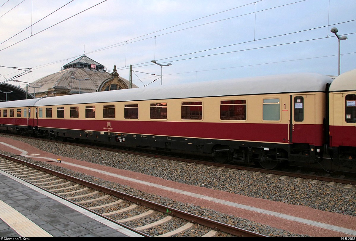 Blick auf einen Personenwagen der Gattung  Avmz  (56 80 19-94 038-2 D-AKE) der AKE Eisenbahntouristik, der im AKE 50 von Weimar nach Ostseebad Binz mit Zuglok 113 309-9 (E10 1309) eingereiht ist und Halle(Saale)Hbf auf Gleis 9 verlässt.
[19.5.2018 | 6:24 Uhr]