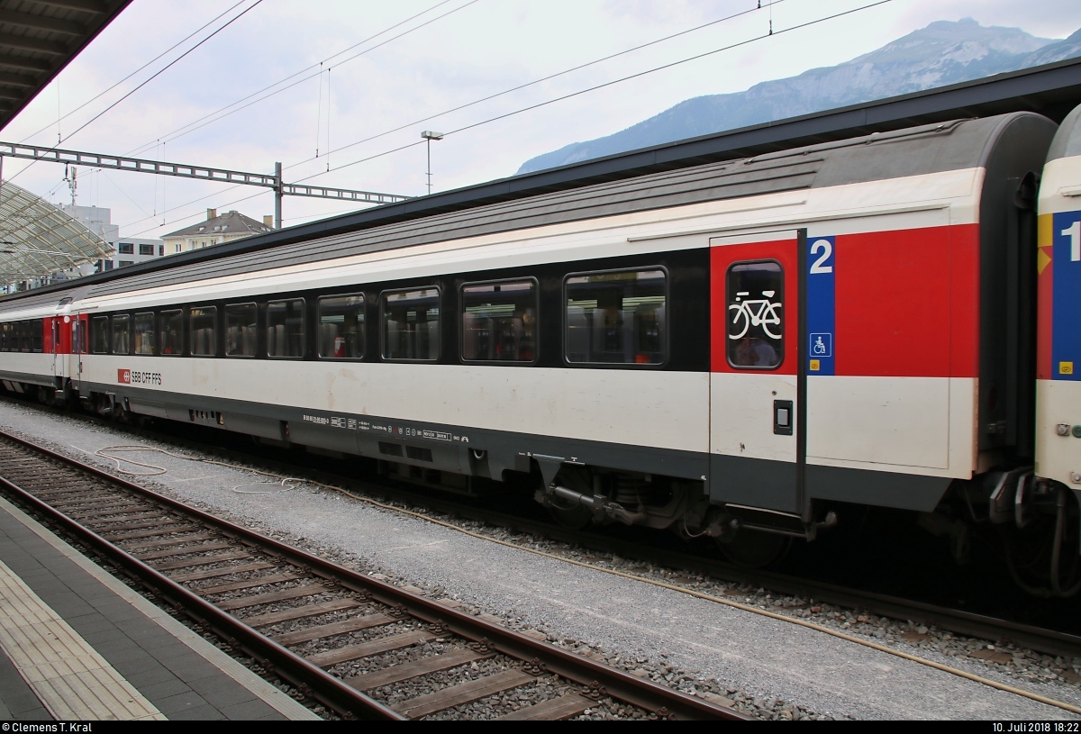 Blick auf einen Personenwagen der Gattung  B  (50 85 21-95 093-3 CH-SBB) der SBB, der im IC 936 (IC 3) nach Zürich HB (CH) eingereiht ist und in seinem Startbahnhof Chur (CH) auf Gleis 9 steht.
[10.7.2018 | 18:22 Uhr]