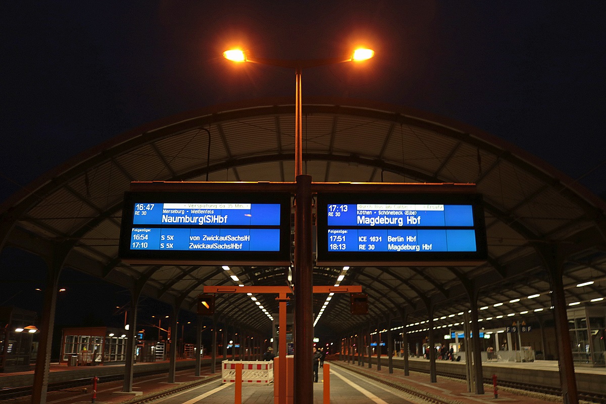 Blick auf einen Zugzielanzeiger auf Bahnsteig 10/11 in Halle(Saale)Hbf, der die beiden RE30 von bzw. nach Magdeburg Hbf ankündigt. [2.12.2017 | 16:45 Uhr]