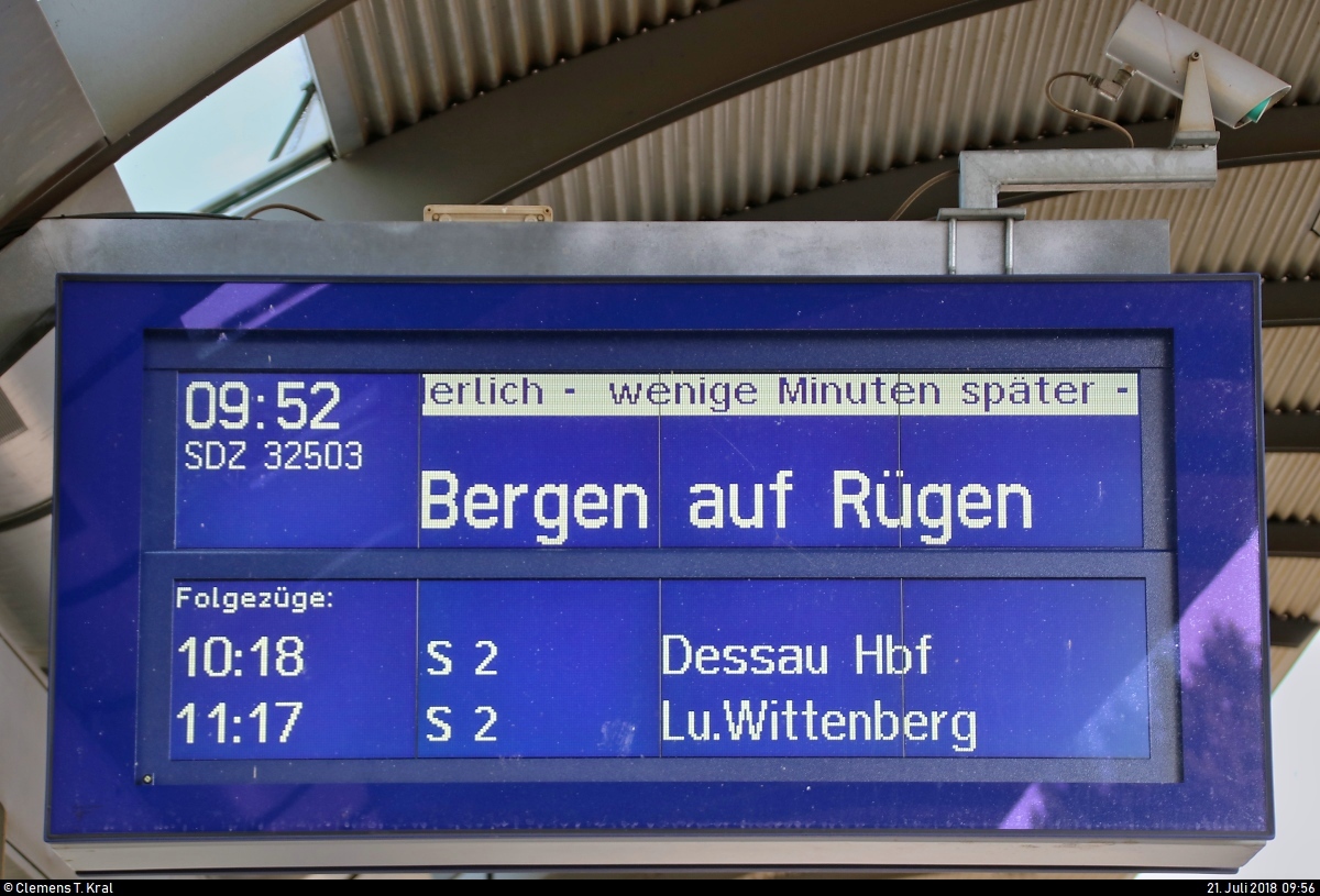 Blick auf einen Zugzielanzeiger im Bahnhof Bitterfeld, der SDZ 32503  Störtebeker-Express  von Saalfeld(Saale) nach Bergen auf Rügen auf Gleis 1 ankündigt.
[21.7.2018 | 9:56 Uhr]