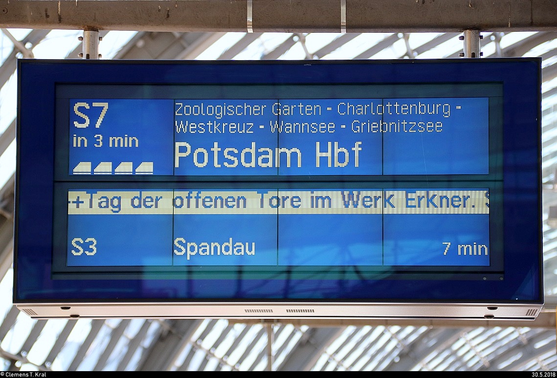 Blick auf einen Zugzielanzeiger in Berlin Hbf (S-Bahn) auf Gleis 16, der eine S7 nach Potsdam Hbf sowie den Tag der offenen Tore des Historische S-Bahn e.V. im Werk Erkner ankündigt.
[30.5.2018 | 10:06 Uhr]