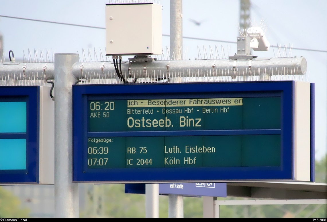 Blick auf einen Zugzielanzeiger in Halle(Saale)Hbf auf Gleis 9, der den AKE 50 von Weimar nach Ostseebad Binz ankündigt.
[19.5.2018 | 6:13 Uhr]