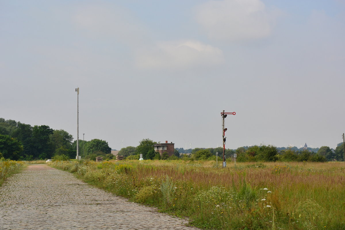 Blick auf den einstigen Güterbahnhof von Calbe West. Einstig das Ausfahrtsignale und das Stellwerk sind übrig geblieben. 

Calbe West 02.08.2017