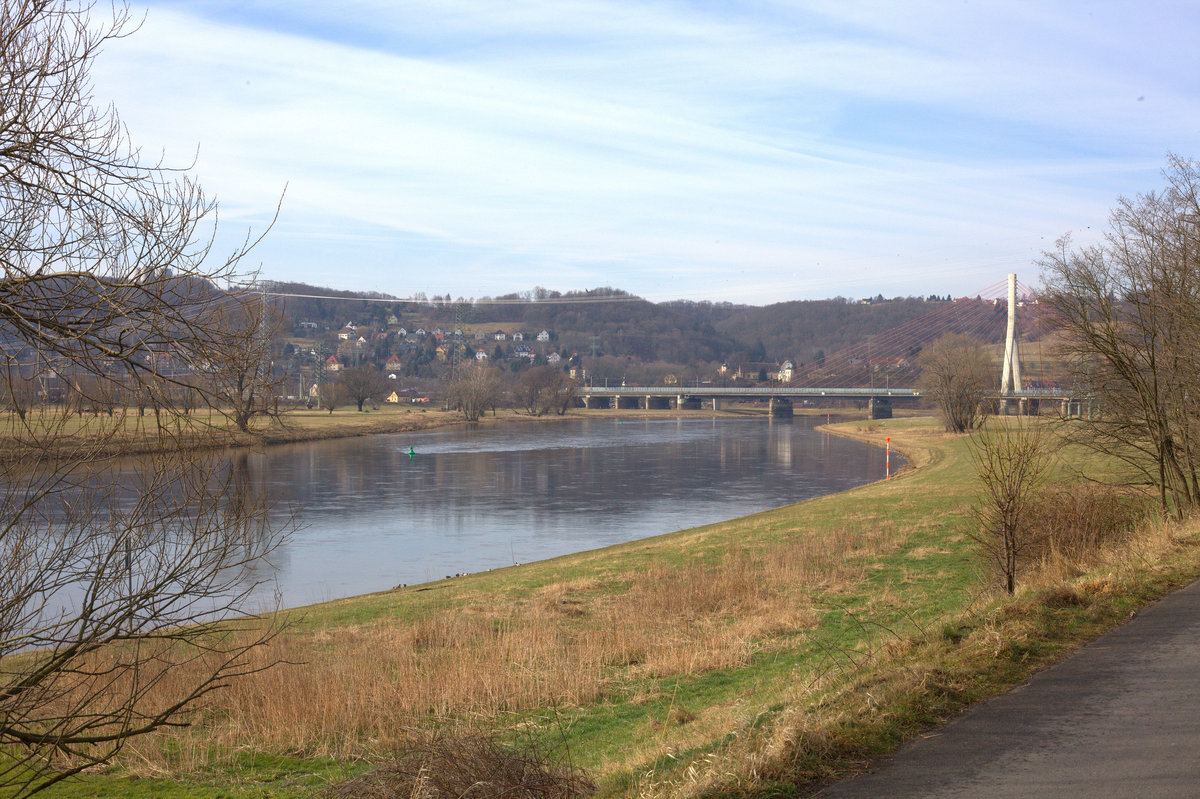 Blick auf die Elbebrücke Niederwartha. Erste Frühlingsstimmung.30.03.2018 09:44 Uhr.