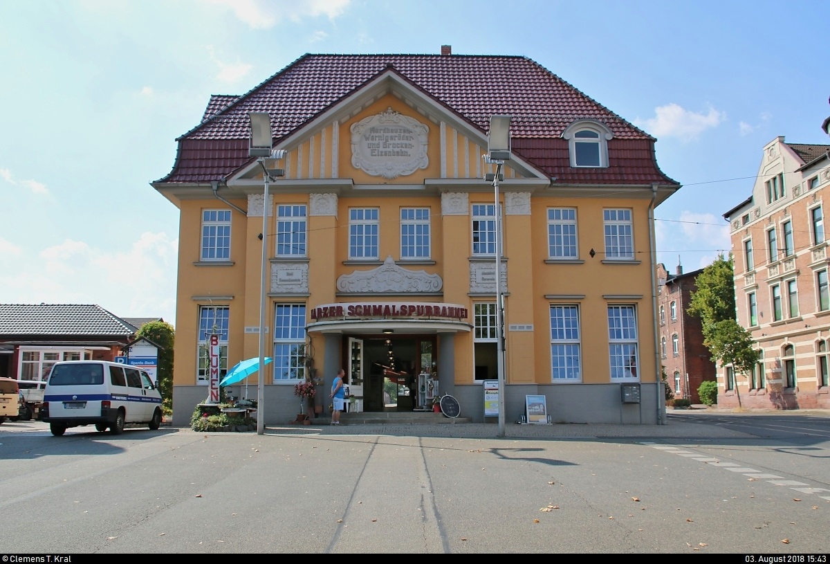 Blick auf das Empfangsgebäude des Bahnhofs Nordhausen Nord der Harzer Schmalspurbahnen GmbH (HSB). Dieser Bahnhof befindet sich direkt neben dem Bahnhof Nordhausen der DB Netz AG.
[3.8.2018 | 15:43 Uhr]