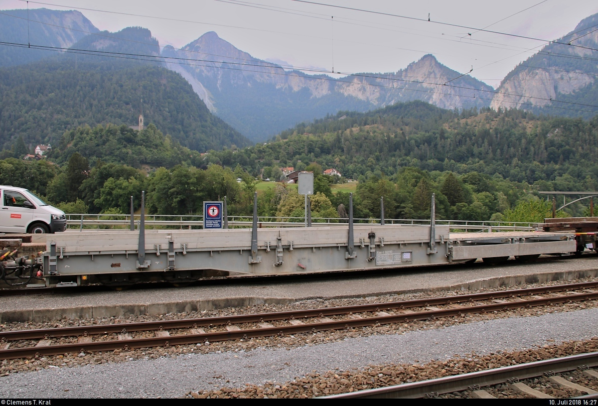 Blick auf Flachwagen Xae-t 93110 der Rhätischen Bahn (RhB), der im Bahnhof Reichenau-Tamins (CH) abgestellt ist.
[10.7.2018 | 16:27 Uhr]